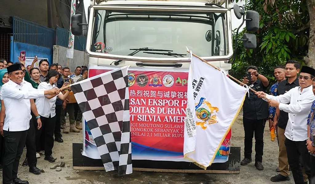 Gubernur Sulteng Anwar Hafid mlepas eksor perdana durian di parigi Moutong, Kamis (26/2/2026). (©Huams Pemprov Sulteng)