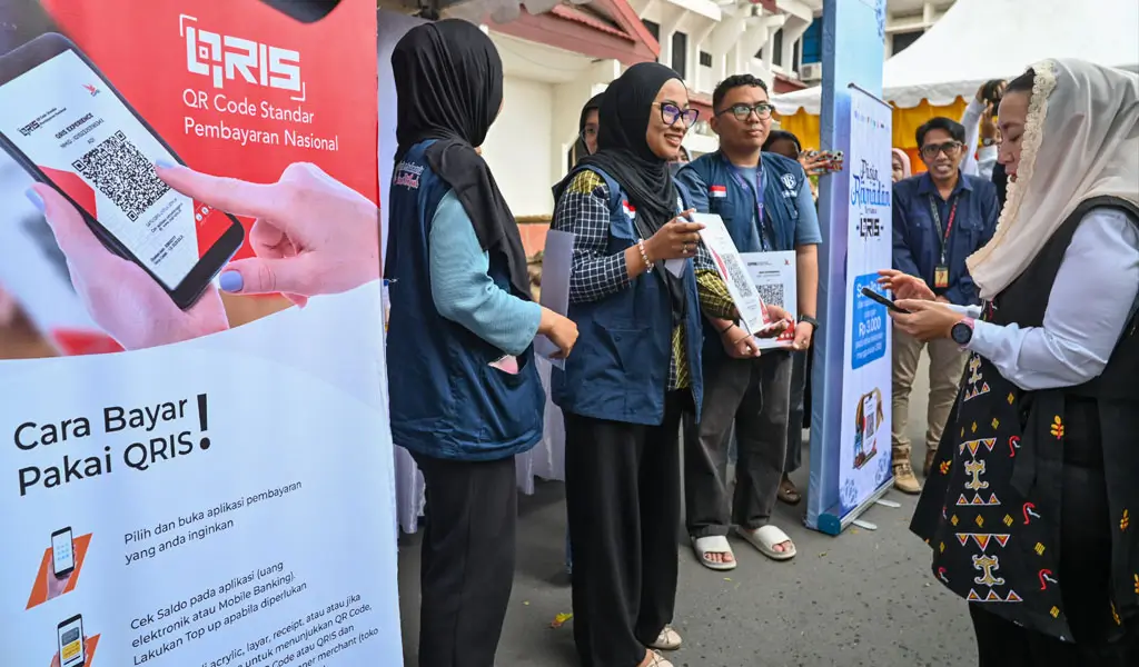 Wawali Kota Palu Imelda Liliana Muhidin memindai kode QRIS sebelum berbelanja di Pasar Ramadhan di Halaman kantor Wali Kota Palu, Kamis (19/2/2026) (©bisnisSULTENG/basri marzuki)