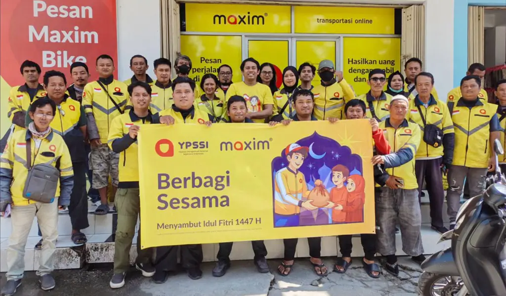 Sejumlah driver mitra Maxim pada program berbagi Ramadhan. (©Maxim Indonesia)
