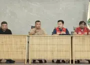 Plt. Asisten Bidang Perekonomian dan Pembangunan Setda Kota Palu, Rahmad Mustafa (kedua kiri) bersama Pertamina Patra Niaga, Hismwana Migas, dan SPBU pad apertemuan koordinasi tentang distribusi dan stok BBM jelang lebaran Idul Fitri di palu, amis (19/3/2026). (©PotretCelebes)