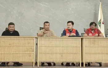 Plt. Asisten Bidang Perekonomian dan Pembangunan Setda Kota Palu, Rahmad Mustafa (kedua kiri) bersama Pertamina Patra Niaga, Hismwana Migas, dan SPBU pad apertemuan koordinasi tentang distribusi dan stok BBM jelang lebaran Idul Fitri di palu, amis (19/3/2026). (©PotretCelebes)