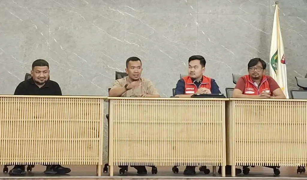 Plt. Asisten Bidang Perekonomian dan Pembangunan Setda Kota Palu, Rahmad Mustafa (kedua kiri) bersama Pertamina Patra Niaga, Hismwana Migas, dan SPBU pad apertemuan koordinasi tentang distribusi dan stok BBM jelang lebaran Idul Fitri di palu, amis (19/3/2026). (©PotretCelebes)