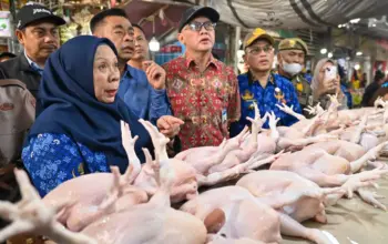 Wagub Sulteng Reny A Lamadjido bersama anggota DPRD Sulteng Henri Kusuma Muhidin, Kepala BI Sulteng Irfan Sukarna pad asidak di Pasar Masomba Palu, Selasa (17/3/2026). (©bmzIMAGES/Basri Marzuki)
