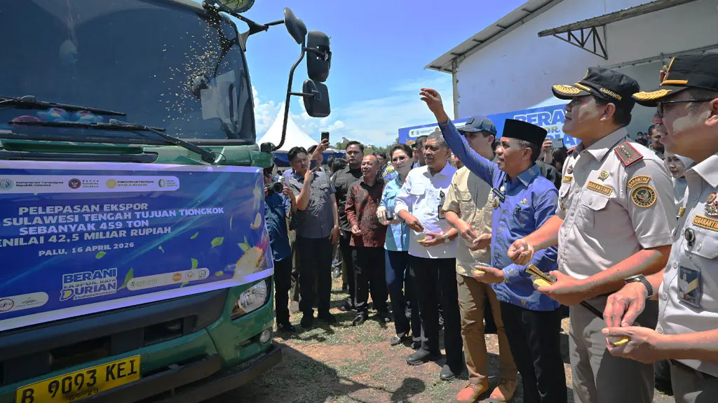 Menteri Transmigrasi Muhammad Iftitah Sulaiman Suryanagara (keempat kanan), Kepala Balai Karantina Indonesia Sahat M Panggabean (kedua kanan), Gubernur Sulteng Anwar Hafid (ketiga kanan) bersama sejumlah pejabat menghamburkan beras kuning ke truk kontainer menandai pelepasan ekspor komoditas durian beku ke Tiongkok di Packing House PT Duco Food Indonesia, Palu, Sulawesi Tengah, Kamis (16/4/2026). (©bmzIMAGES/Basri Marzuki)
