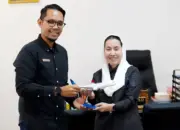 Branch Manager Garuda Indonesia Palu Moh Hafiz Arsan Haq (kiri) menyerahkan miniatur pesawat kepada Wakil Wali Kota Palu, Imelda Liliana Muhidin saat berudiensi di Palu, Jumat (10/4/2026). (©Prokopim Setda Kota Palu/ufri)