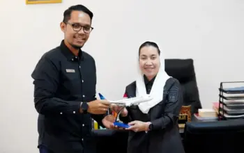Branch Manager Garuda Indonesia Palu Moh Hafiz Arsan Haq (kiri) menyerahkan miniatur pesawat kepada Wakil Wali Kota Palu, Imelda Liliana Muhidin saat berudiensi di Palu, Jumat (10/4/2026). (©Prokopim Setda Kota Palu/ufri)