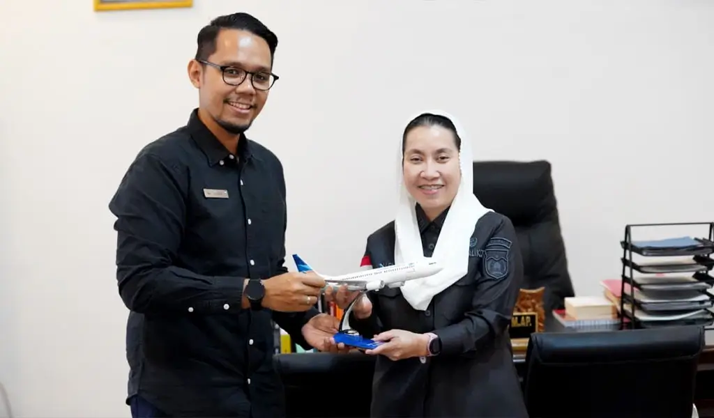 Branch Manager Garuda Indonesia Palu Moh Hafiz Arsan Haq (kiri) menyerahkan miniatur pesawat kepada Wakil Wali Kota Palu, Imelda Liliana Muhidin saat berudiensi di Palu, Jumat (10/4/2026). (©Prokopim Setda Kota Palu/ufri)