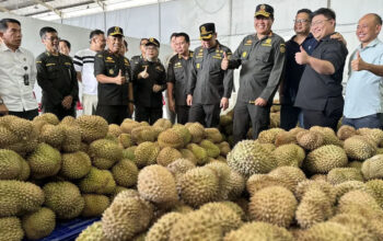 Kepala Badan Karantina Indonesia Sahat M Panggabean (keempat kanan) saat kunjungan persiapan ekspor durian Indonesia ke Tiongkok di Palu, Rabu. (15/4/2026). (©ANTARA/ Kristina Natalia)