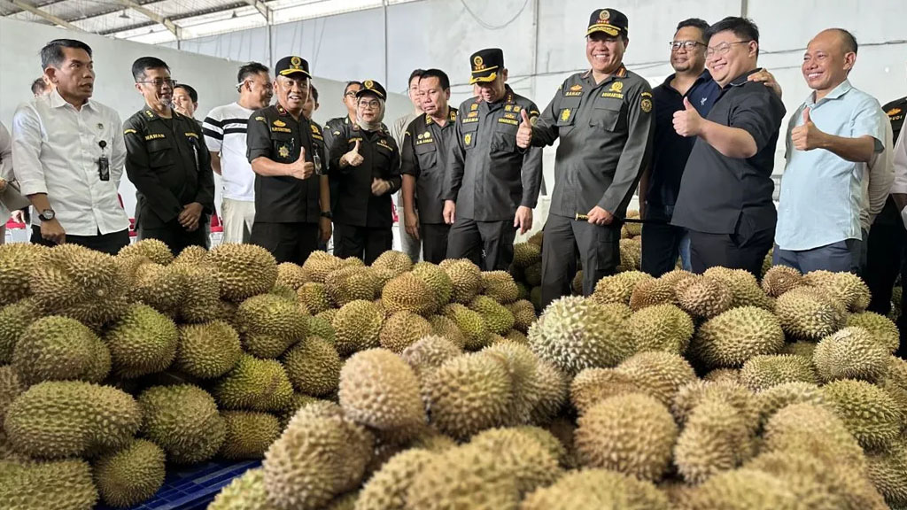 Kepala Badan Karantina Indonesia Sahat M Panggabean (keempat kanan) saat kunjungan persiapan ekspor durian Indonesia ke Tiongkok di Palu, Rabu. (15/4/2026). (©ANTARA/ Kristina Natalia)