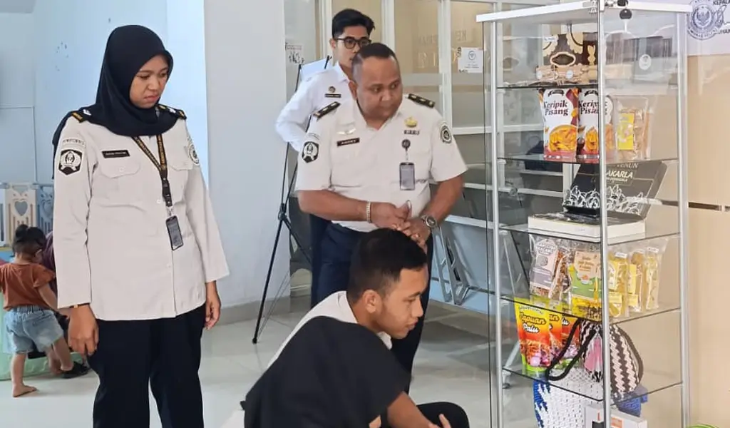 Sejumlah produk WBP kini terpajang di lounge Kator Imigrasi palu, Selaa (31/3/2026). (©Humas Ditjenpas Sulteng)